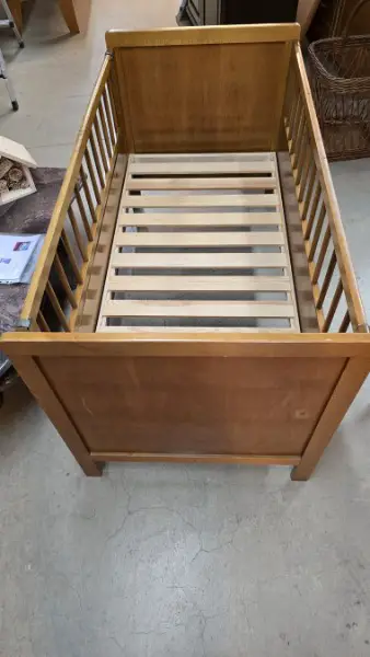 Altes Kinderbett, Holz, vintage, abholbereit! Ohne Matratze