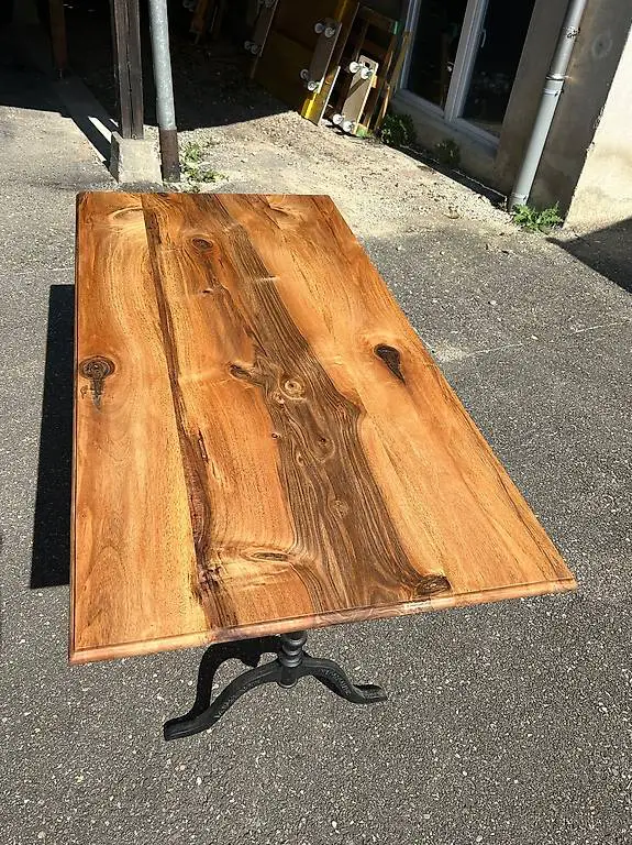 Beizentisch, Guss Fuss, Schweizer Nussbaum, 181 x 90 cm