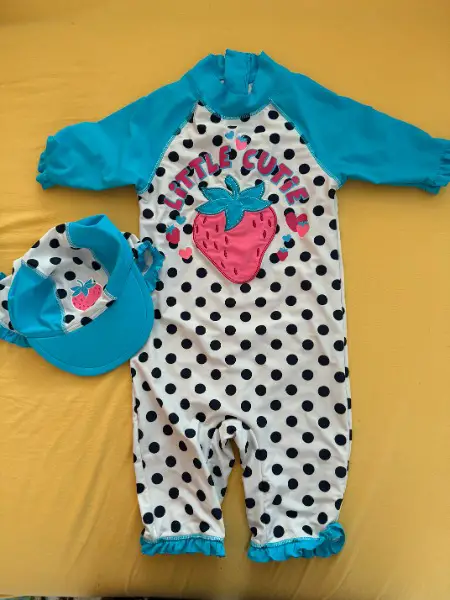 Neuwertig UVP-Badekleid mit Erdbeere + Hut, Gr. 116