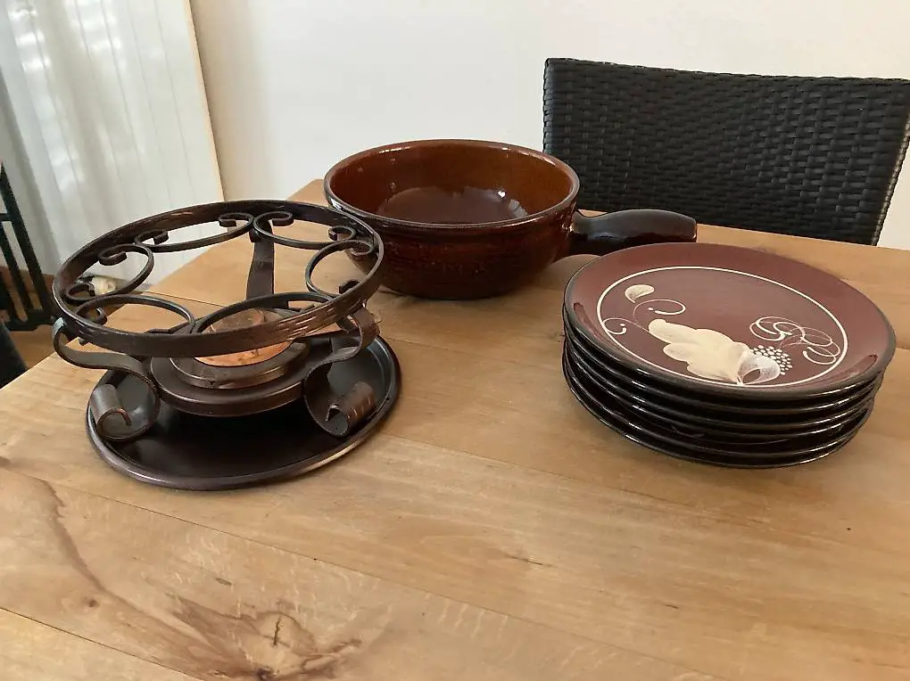 Fondue Set: Rechaud, Caquelon + 6 Teller (handbemalt)