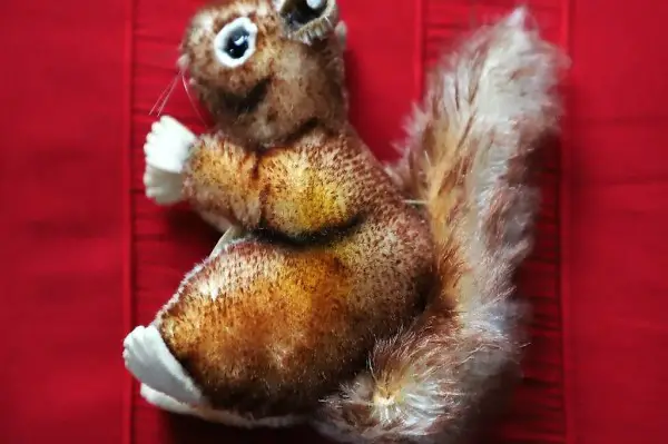 STEIFF Eichhörnchen "PERRY" mit Knopf und Schild