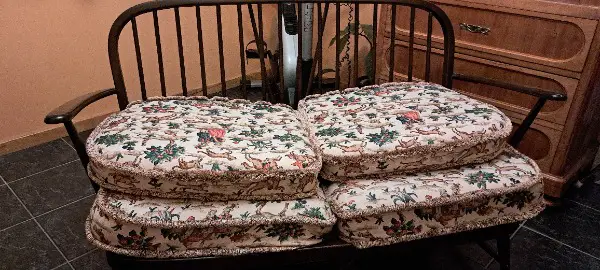 Sofa mit Sitz- und Rückenkissen