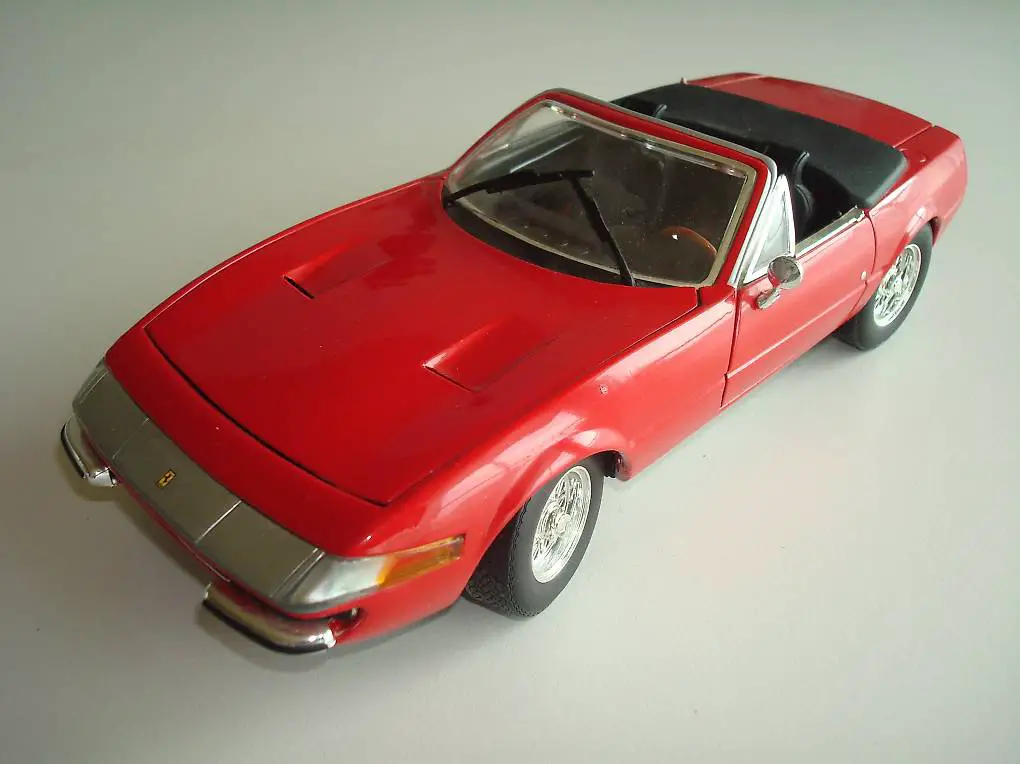 Hotwheels 1:18 / Ferrari 365 GTS/4 rot, 1998