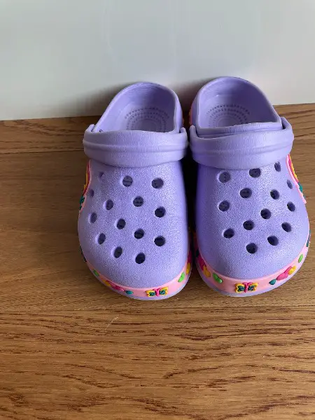 Neuwertig: Schmucke lila Clogs Pantoletten Finken, Gr. 29