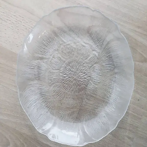  Wir verkaufen unsere kleinen Glasschalen