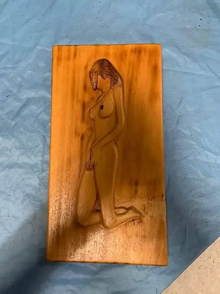 Intaglio di donna nuda