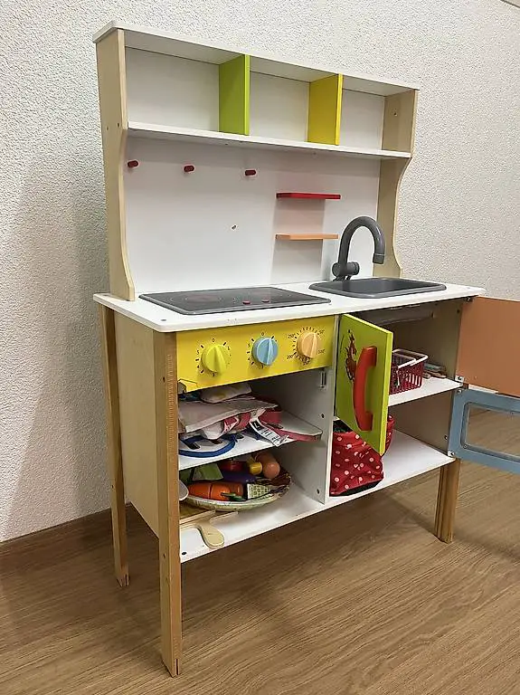 Holzspielküche mit viel Zubehör