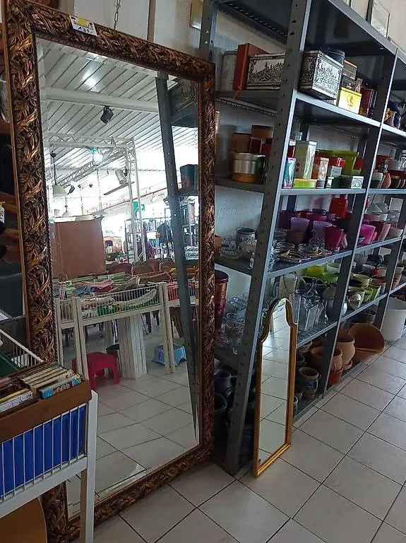 Grosser Spiegel mit Prunkrahmen und Facettenschliff