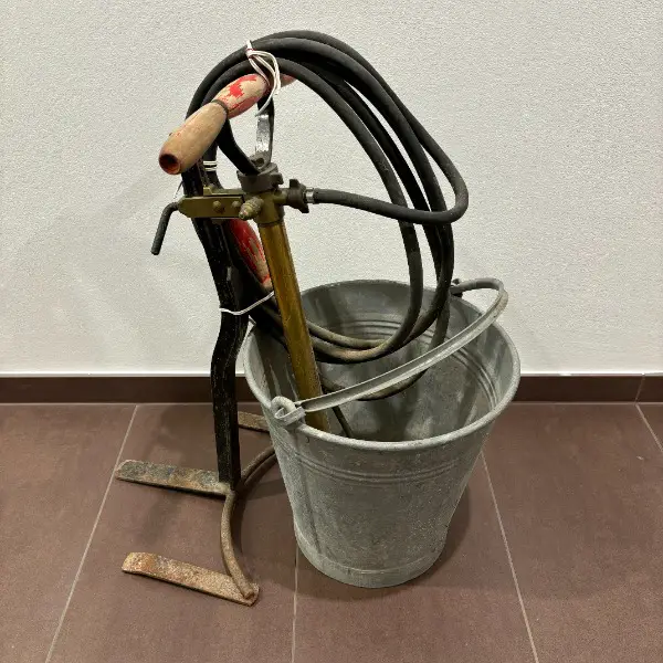 >top: alte wasserspritze feuerlöscher mit eimer