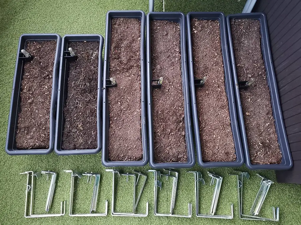 Blumenkästen mit Halterungen