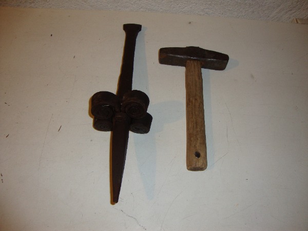 Dengelstock mit Hammer