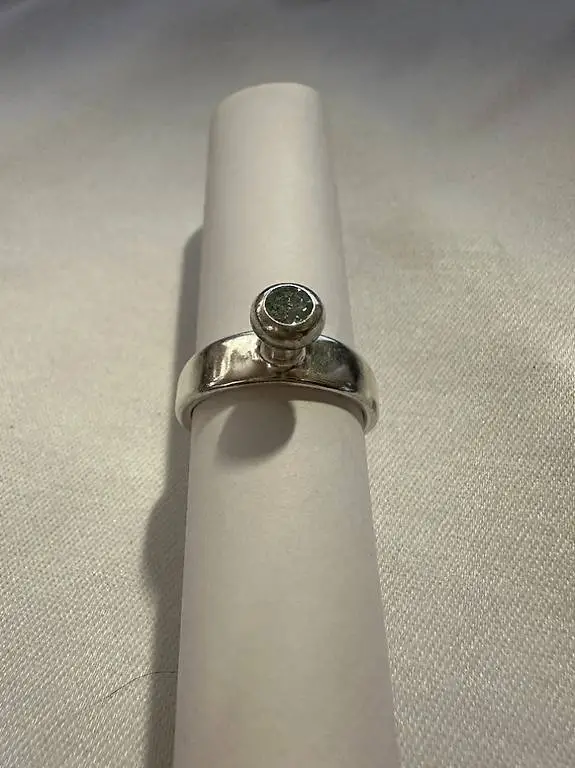 Silberring mit erhobenem Stein - zeitlos & stilvoll