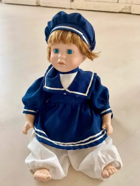 Sitzende Porzellan Puppe ANNE