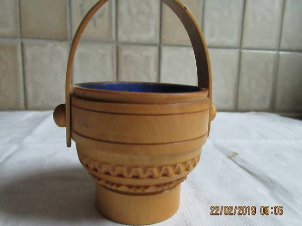  Holzkessel, geschnitzt mit Henkel