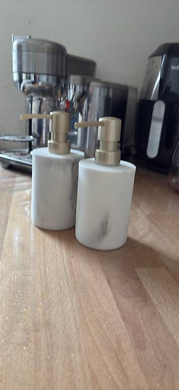 2 seifenspender Neue beide für 10 fr