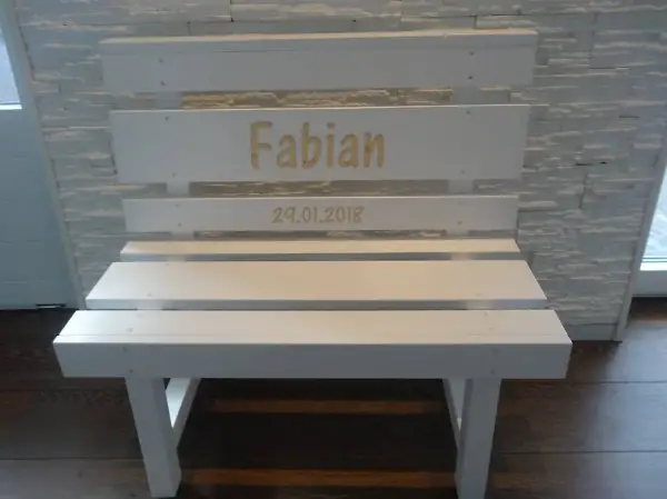 Weisse Kindersitzbank aus Holz zur Geburt
