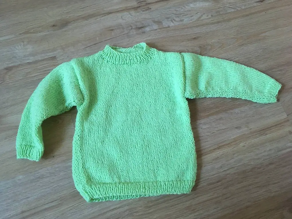 selbstgestrickter neuer Pullover