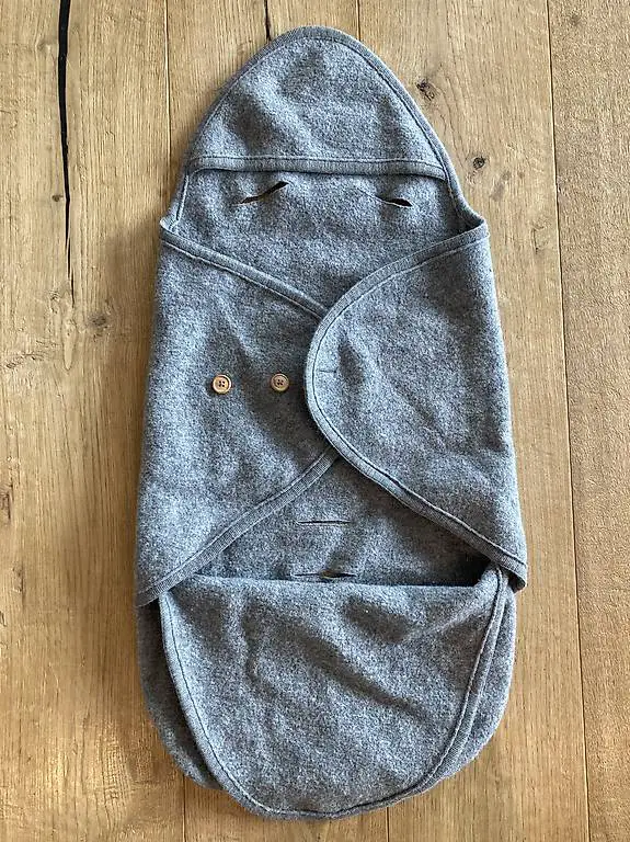 Hessnatur Decke für Babyschale grau