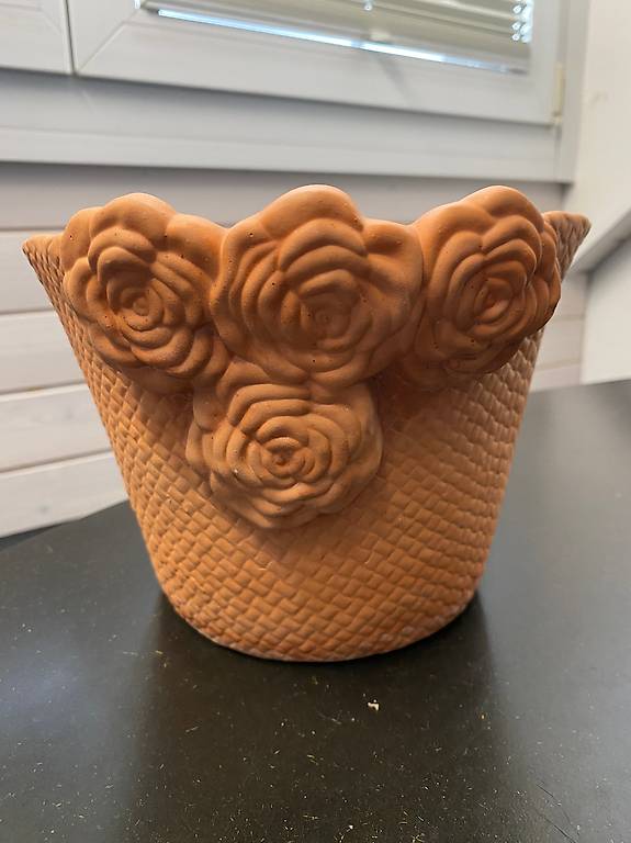Blumenübertopf aus Ton mit Blumensujet