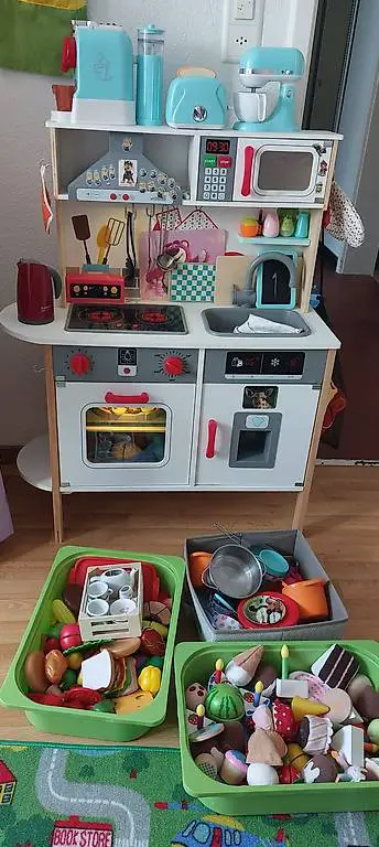 Kinderküche mit allem - Geschirr, Geräte, Gemüse usw.
