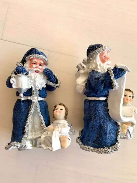 Weihnachtsmänner mit Engel