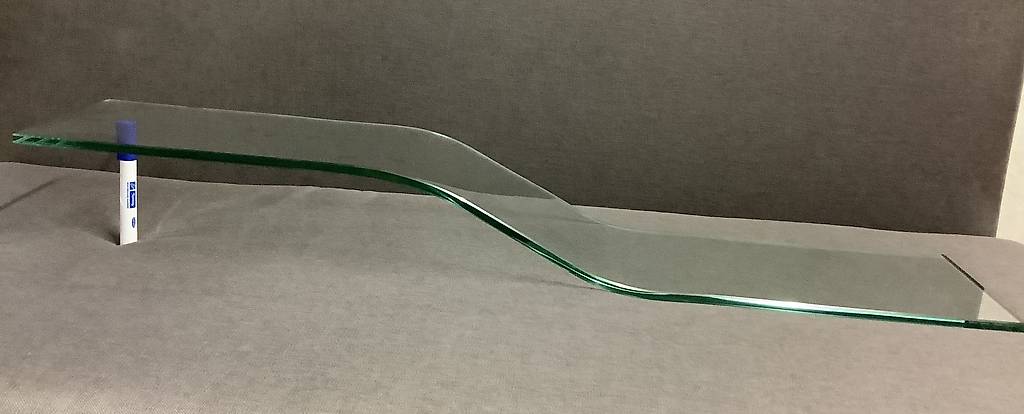 Glasregal geschwungen