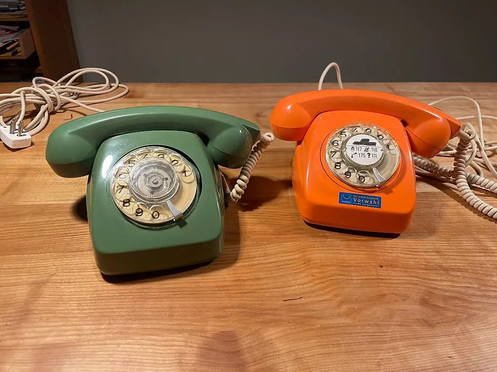 Grünes PTT Telefon mit Wählscheibe