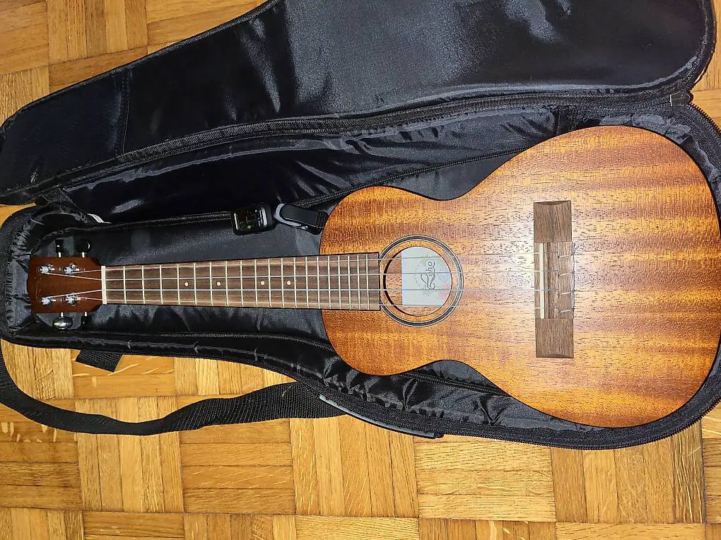 Ukulele mit stimmgerät