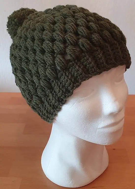 Selbstgestrickte Mützen mit Bommel