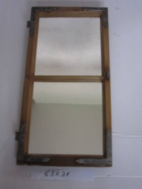 Holzfenster mit Spiegel