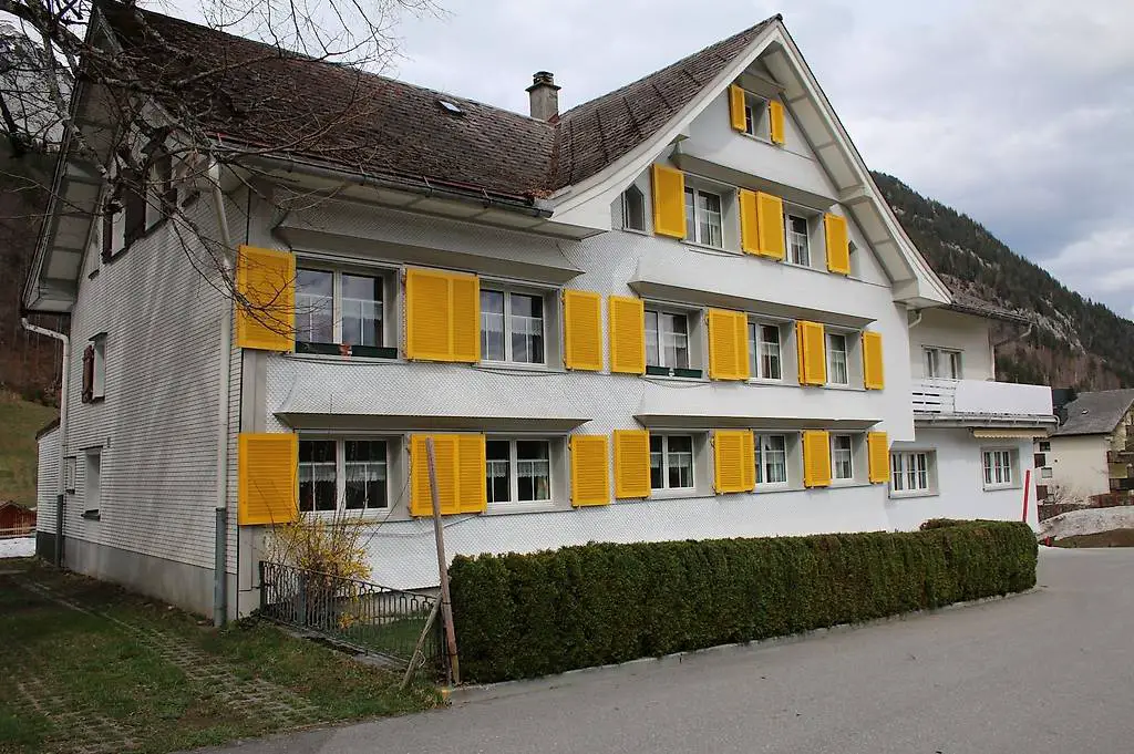 Zimmer mit Etagendu/WC und Gemeinschaftsküche zu vermieten