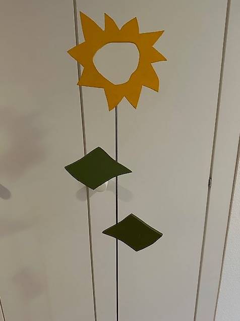 2 Metallständer mit verschiedenen Aufsätzen aus Holz