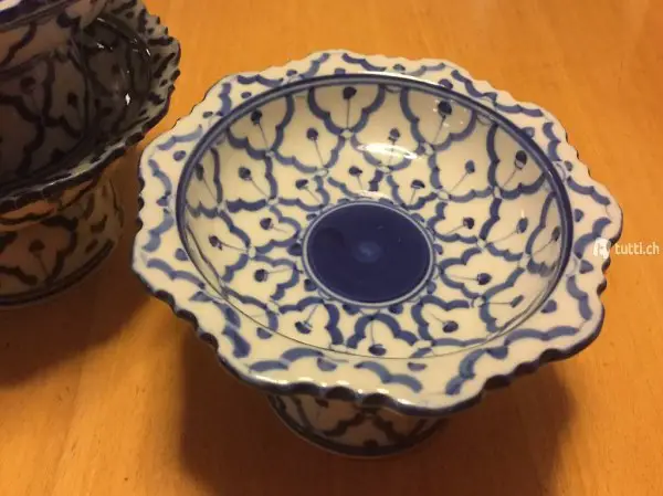 Ca 20 Schälchen mit Fuss Thai Muster