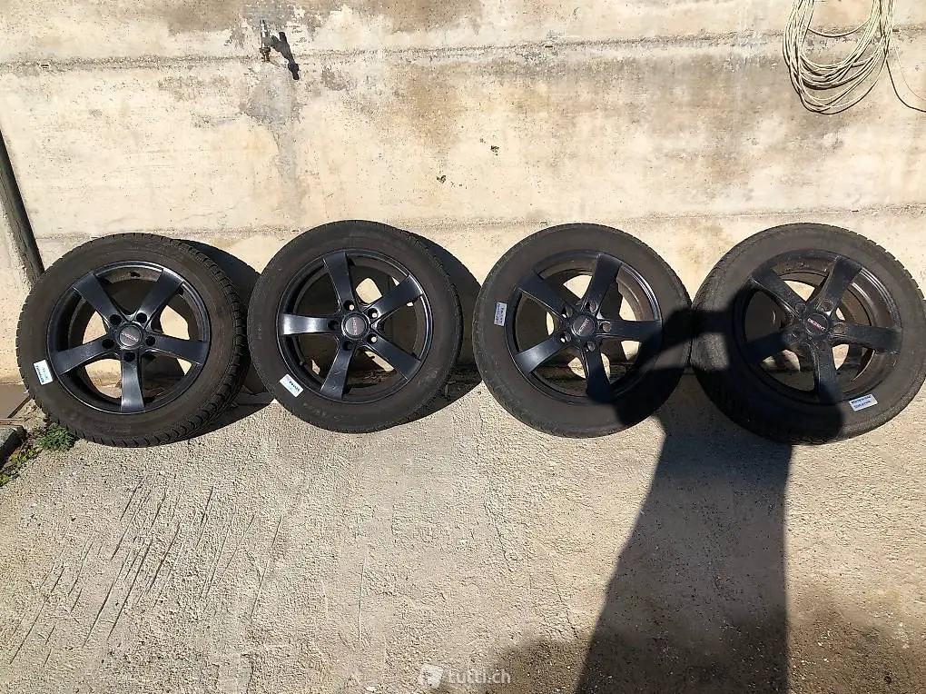 Cerchi in lega R16 neri con dadi di fissaggio