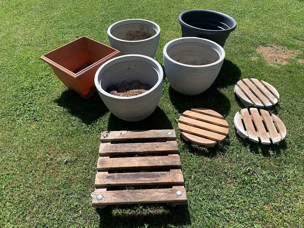 5 Kunststoff Töpfe mit 4 Rollwagen