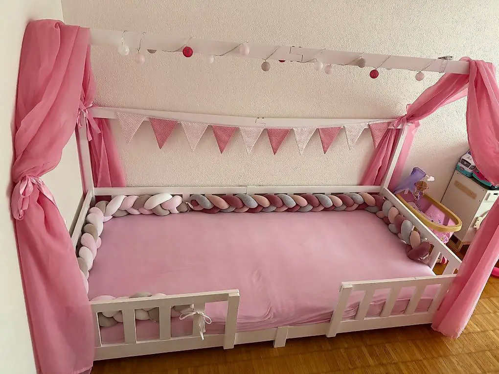 Kinderbetr / Hausbett mit Deko und Matratze