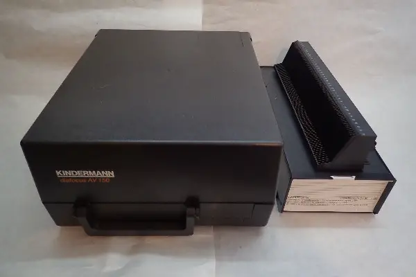 Diaprojektor Leitz-Kindermann mit Dia-Magazinen