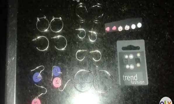 verschiedenste Ohrringe und Kreolen