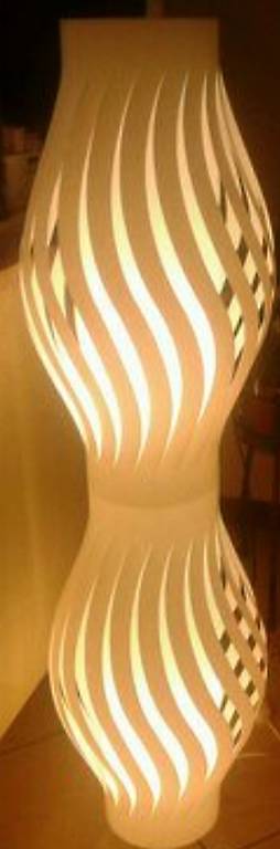 Moderne Stehlampe H:123cm B:20cm T:20cm