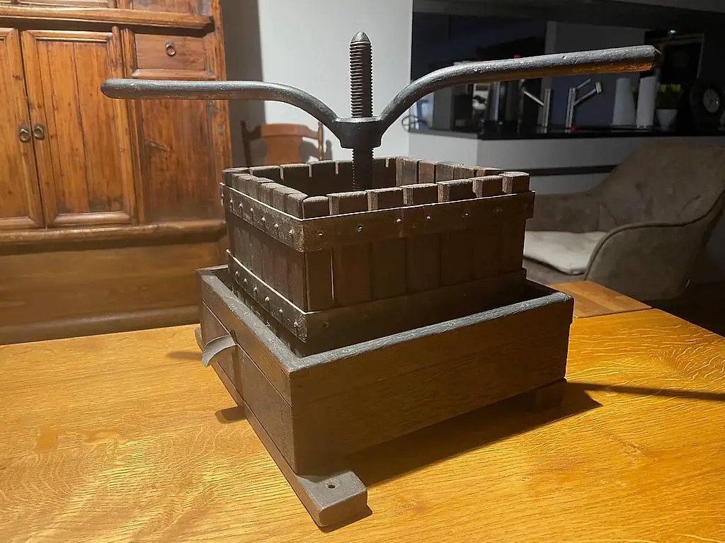 Traubenpresse, antike, kleine, sehr schwere Traubenpresse