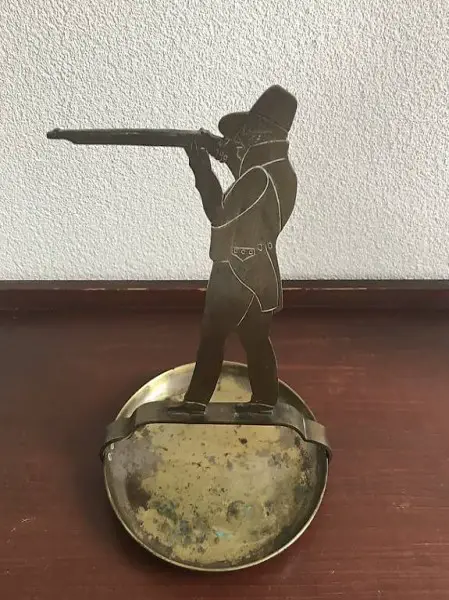 Massiver Messing Aschenbecher Jäger Motiv