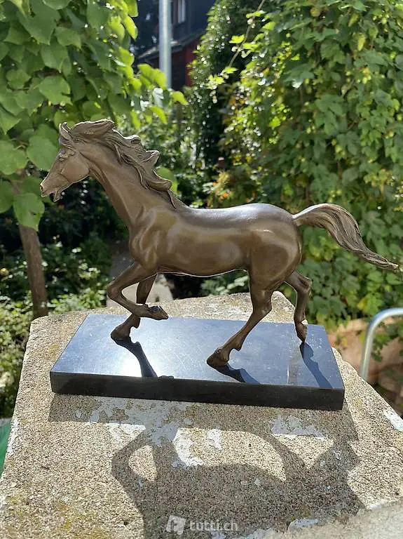 Pferdebronze auf Marmorsockel Antikstil