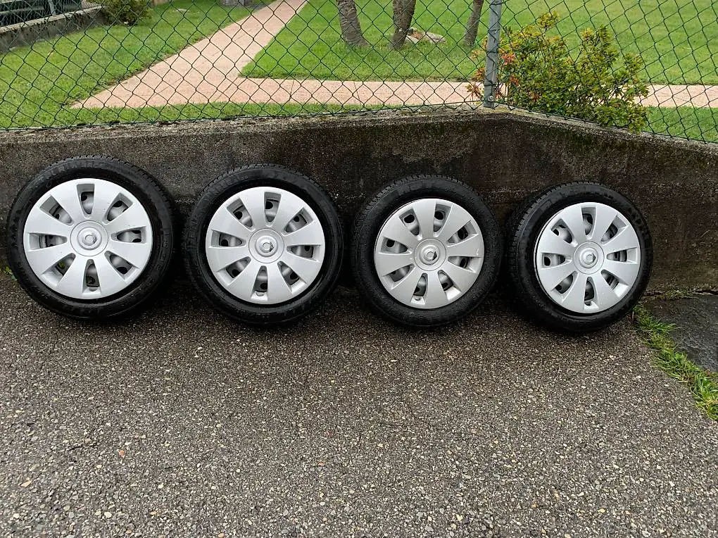 Smart 4 cerchi con calotte originali e 4 gomme da neve nuove