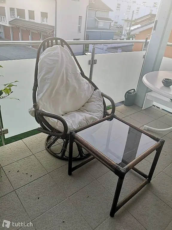 Rattanstuhl/Drehstuhl mit Tisch
