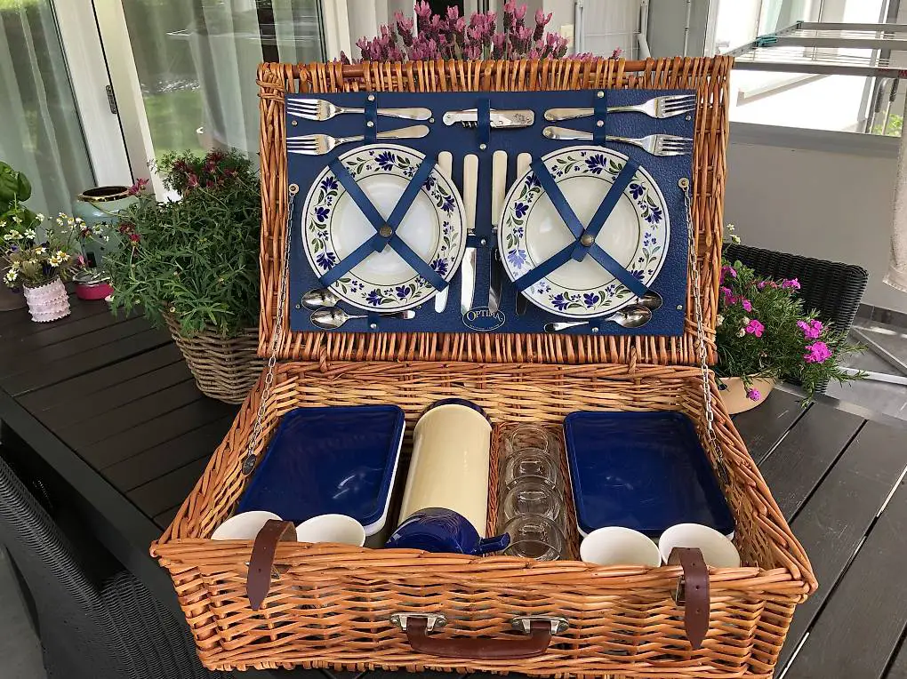 Schöner und gepflegter Picknickkorb Vintage für 4 Personen