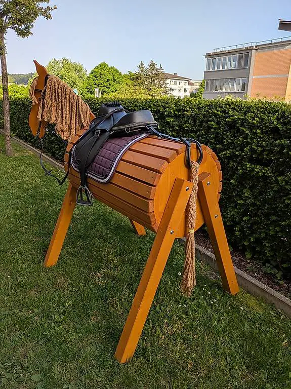 Holzpferd mit Zubehör