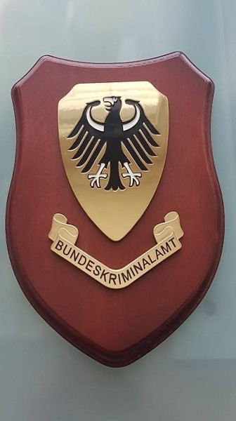 Holzbrett mit Abzeichen des Bundeskriminalamtes