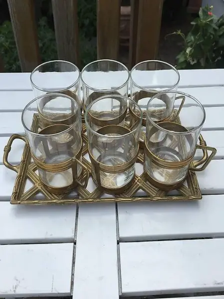 Vintage Teegläser auf Tablett