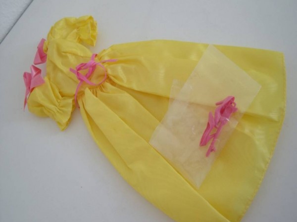 Gelbes, langes Barbie-Kleid