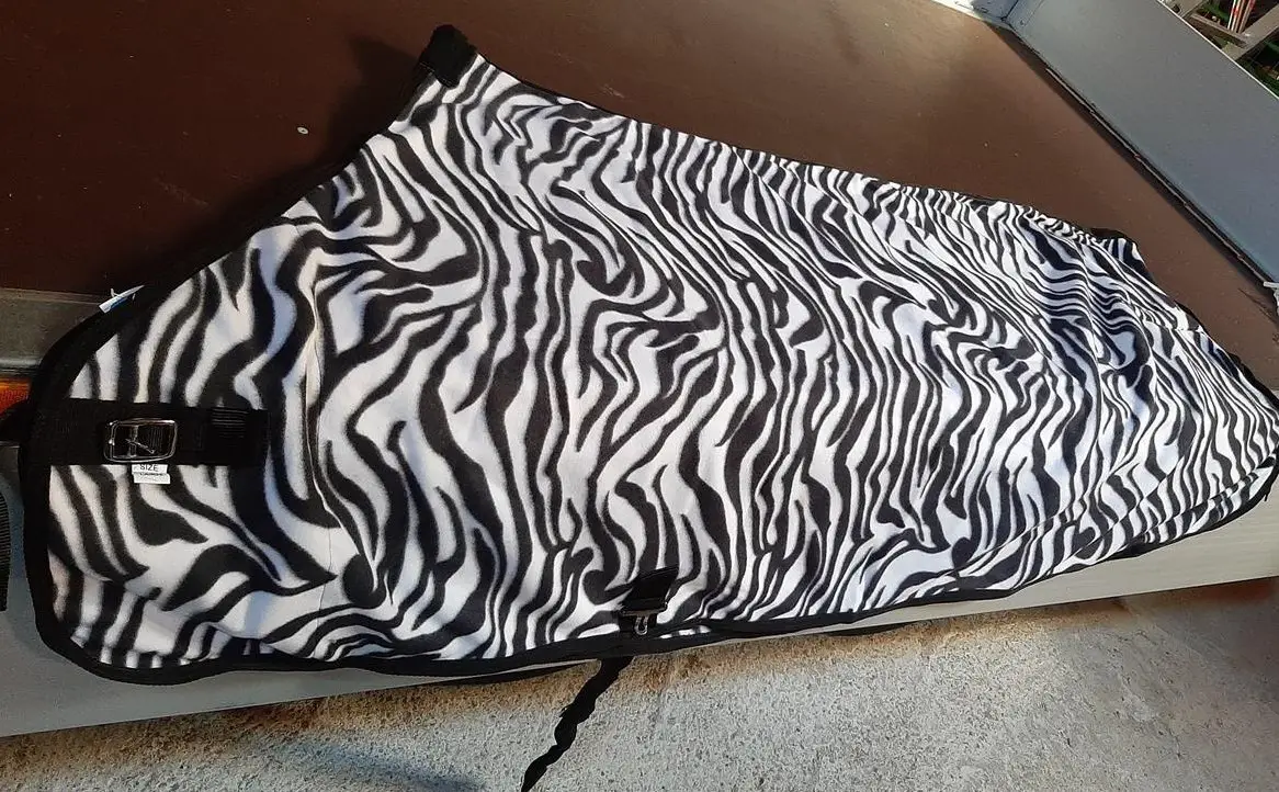 NEU: Tough Abschwitzdecke 150cm im Zebralook